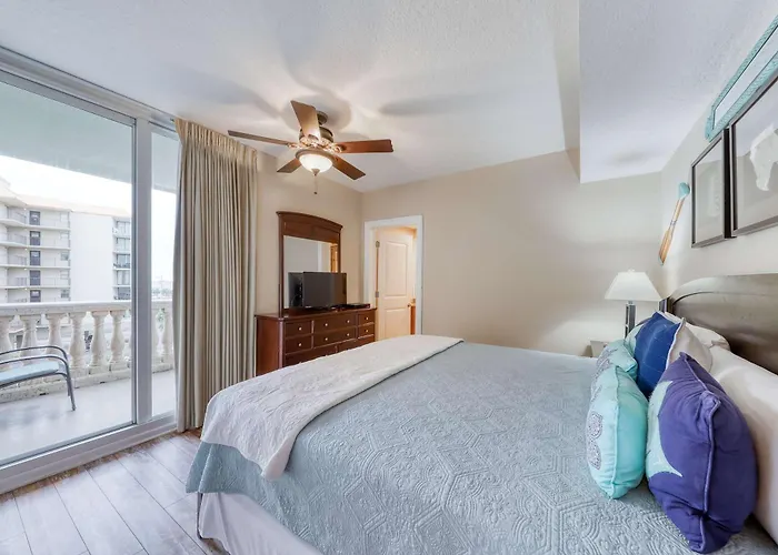 Gulf-front W Great Location Access & Shared Pool Hot Tub